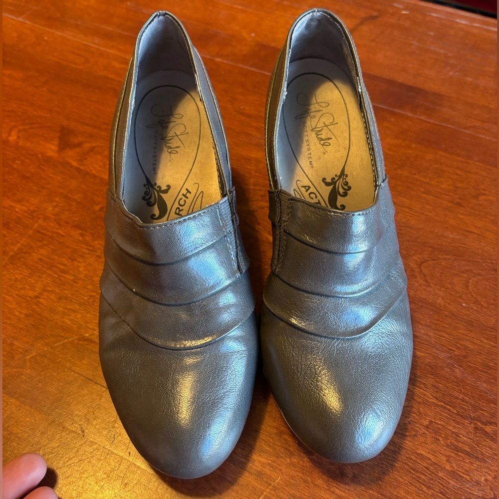 Life Stride Grey Pumps